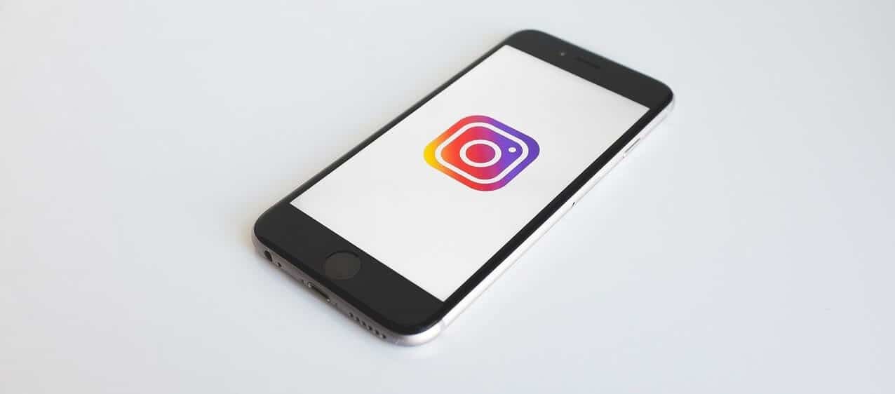 smartphone mit instagram logo